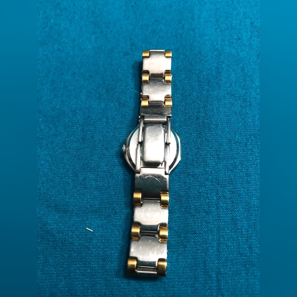 (933)Vintage Ladies Citizen CQ Two Tone Gold & Silver Quartz Watch…. - Picture 6 of 14